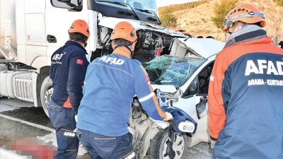 Adıyaman'da yakıt tankeri ile otomobilin çarpıştığı kazada 3 kişi öldü, 4 kişi yaralandı