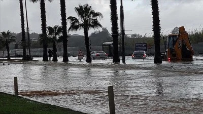 Antalya'da şiddetli yağış etkili oldu