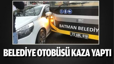 Belediye otobüsü kaza yaptı