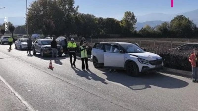 Bursa'da 3 aracın karıştığı zincirleme kazada 6 kişi yaralandı