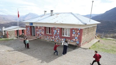 Buse Öğretmen, okulda çocukları geleceğe hazırlıyor