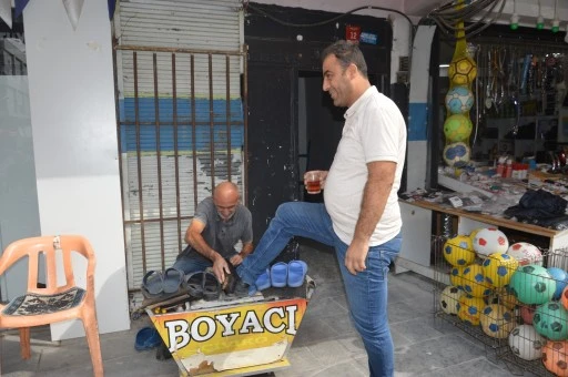 Çivik, 20 yıldır ayakkabı boyuyor