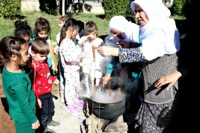 Çocuklar için bağbozumu ve bulamaç etkinliği düzenlendi