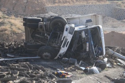 Devrilen odun yüklü kamyondaki 2 kişi yaralandı