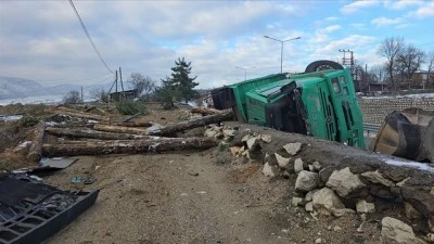 Devrilen tomruk yüklü kamyondaki 2 kişi öldü