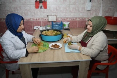 Diyarbakır'da aşçılık eğitimi alan kadınlar kurumlara sipariş usulü yemek hazırlıyor