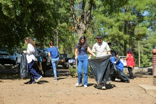 Diyarbakır'da gençler piknik alanında temizlik yaptı