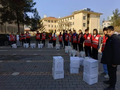 Diyarbakır'da lise öğrencileri harçlıklarıyla ihtiyaç sahiplerine destek oldu