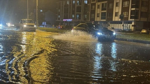 Düzce'de Şiddetli Yağış Trafiği Felç Etti