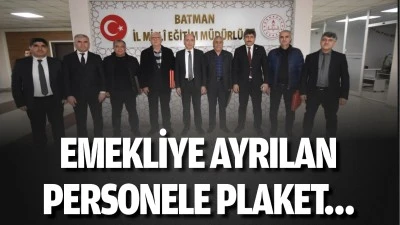 Emekliye ayrılan personele plaket…