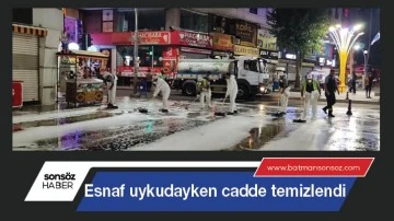 Esnaf uykudayken cadde temizlendi