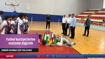 Futbol kursiyerlerine malzeme dağıtıldı