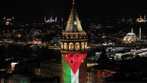 Galata Kulesi'ne Filistin Bayrağı yansıtıldı