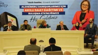 Gaziantep'te alzaymır hastalarına akıllı saat dağıtıldı