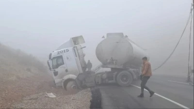 Gaziantep'te buzlanmadan dolayı yoldan çıkan yakıt tankerinin sürücüsü yaralandı