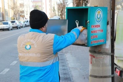  Toplanan bayat ekmekler sahipsiz hayvanlara yemek oluyor