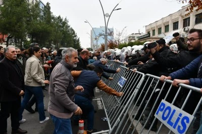 Batman'da gösterilere müdahale:  67 gözaltı, 6 polis yaralı