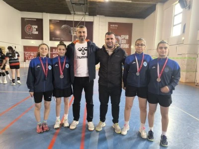 Badminton genç kızlarda Yahya Kemal rüzgârı