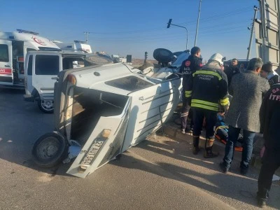 Hafif ticari araç ile otomobilin çarpıştığı kazada 14 kişi yaralandı