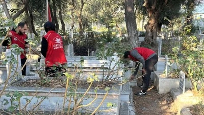 Hatay'da gönüllü gençler mezarlık temizledi