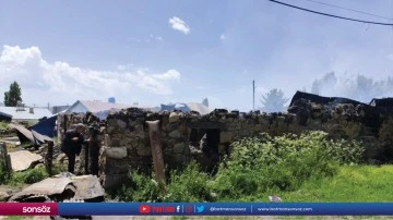 Kars'ta bir ev ile 3 ahır ve samanlık yandı