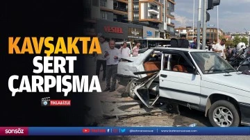 Kavşakta sert çarpışma: 2 yaralı!