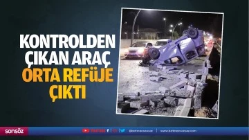 Kontrolden çıkan araç, orta refüje çıktı