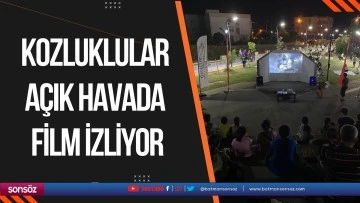 Kozluklular açık havada film izliyor