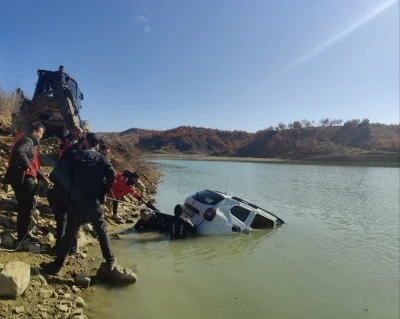 Kulp'ta sulama göletine düşen araç 2 saatlik çalışmayla kurtarıldı