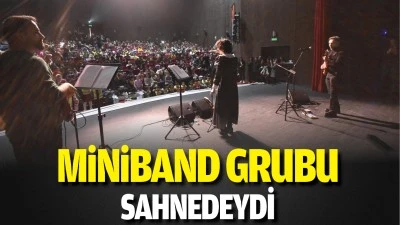 MiniBand grubu sahnedeydi