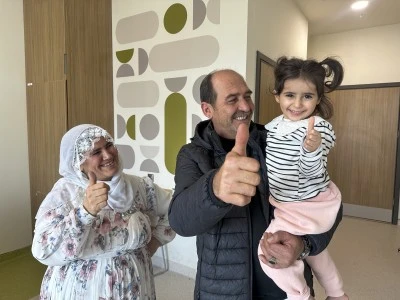 Minik Yüsra beyin sapı implantı sayesinde ilk kez duydu