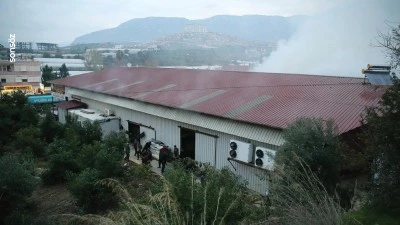 Mobilya ve beyaz eşya deposunda çıkan yangın söndürüldü