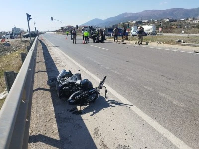 Motosiklet ile otomobilin çarpması sonucu 3 kişi yaralandı