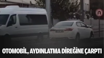 Otomobil, aydınlatma direğine çarptı