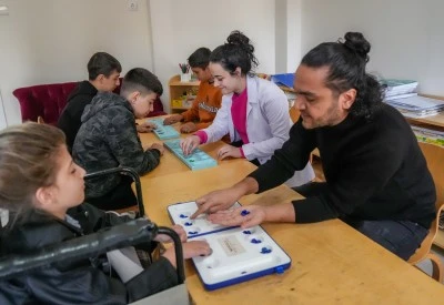 &quot;özel çocuklar&quot; zeka oyunu öğreniyor