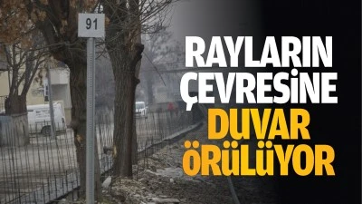 Rayların çevresine duvar örülüyor