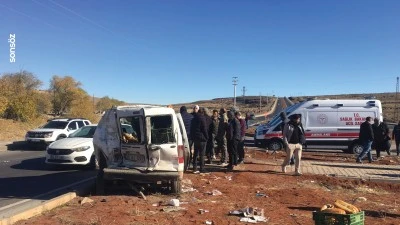 Şanlıurfa'da hafif ticari araçla tırın çarpıştığı kazada 3 kişi yaralandı