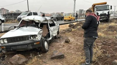 Şanlıurfa'da kamyon ile otomobilin çarpıştığı kazada 1 kişi öldü, 3 kişi yaralandı