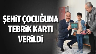 Şehit çocuğuna tebrik kartı verildi