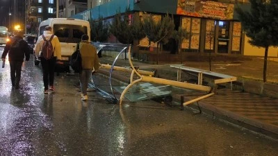 Siirt'te şiddetli rüzgar otobüs durağının devrilmesine yol açtı