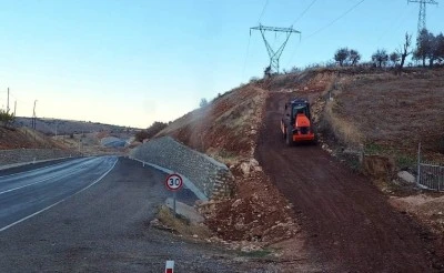 Siirt'te yol yapım ve onarım çalışmaları sürüyor