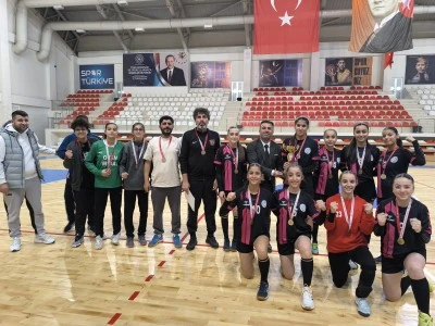 Spor lisesi kızları hentbolda şampiyon oldu