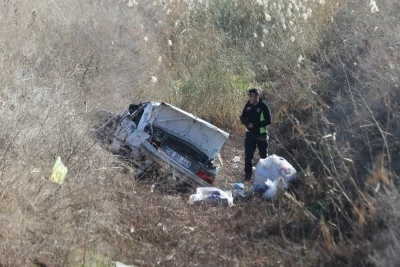 Sulama kanalına devrilen otomobildeki 5 kişi yaralandı