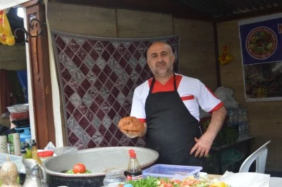 Süleyman Usta, fuarda çiğköfte yoğuruyor