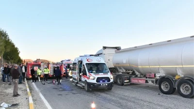 Tanker ile otomobilin çarpıştığı kazada 3 kişi öldü, 4 kişi yaralandı