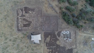 Tarla'da 12 bin yıllık 2 metre boyunda işlenmiş taş blok bulundu