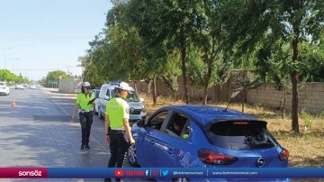 Trafik polisleri araçları denetledi