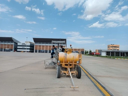 Uçuş pistinde yol çizgileri yenilendi