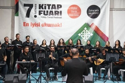 Üniversite Korosu, kitap fuarında konser verdi