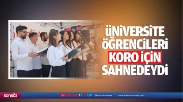 Üniversite öğrencileri, koro için sahnedeydi